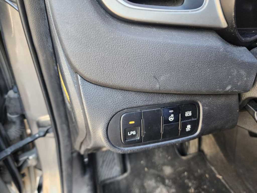 KIA Carens - Vista 8