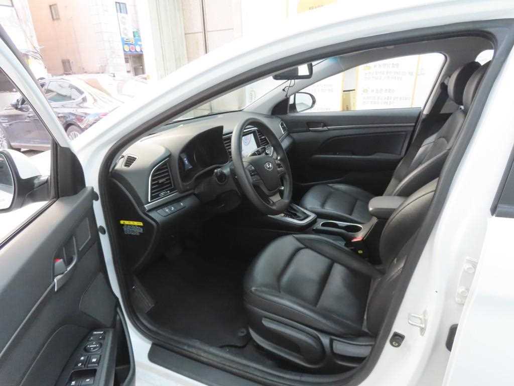 HYUNDAI Avante - Vista 5