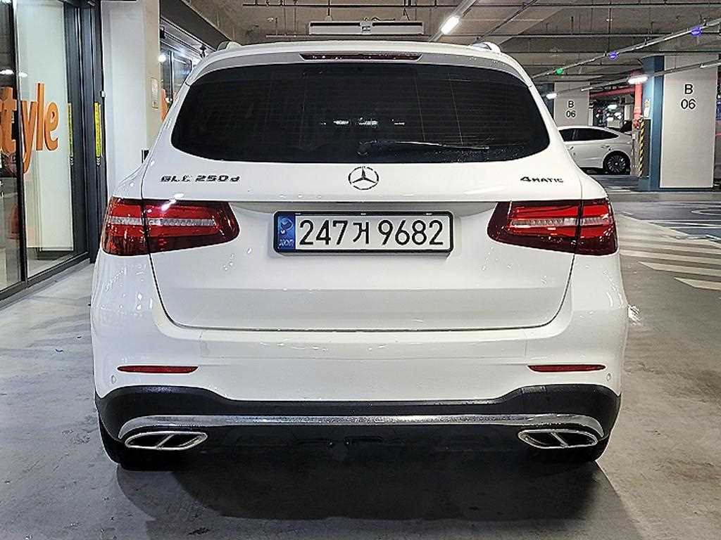 Mercedes Benz GLC Class - Vista 5
