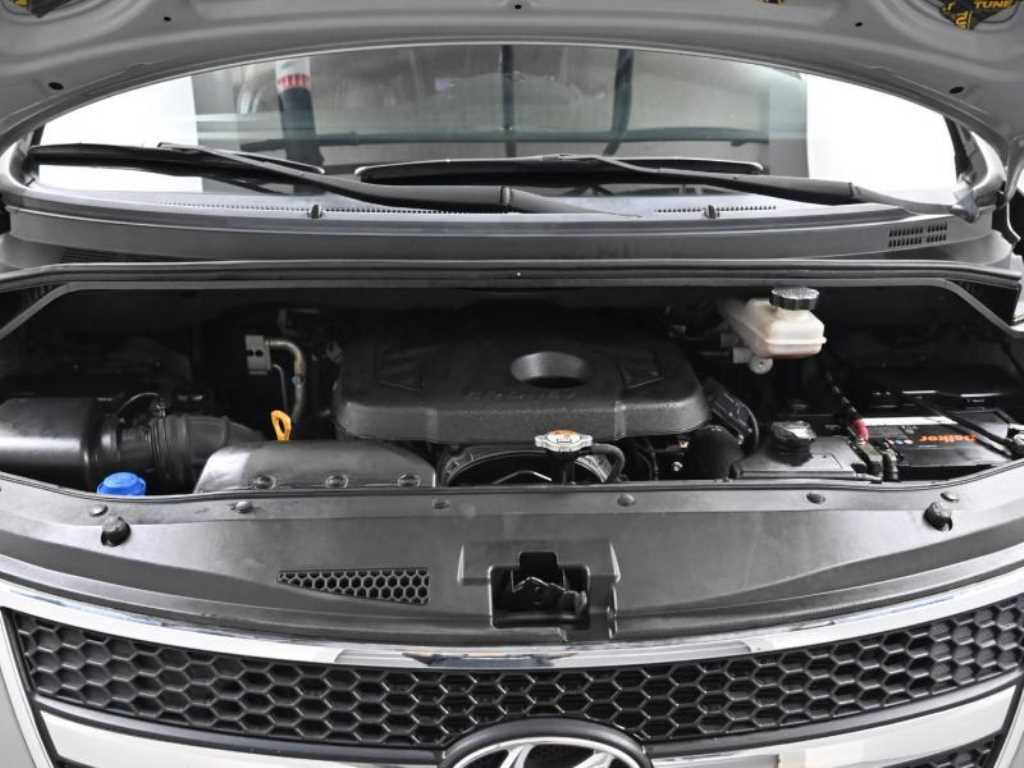 HYUNDAI Starex - Vista 6