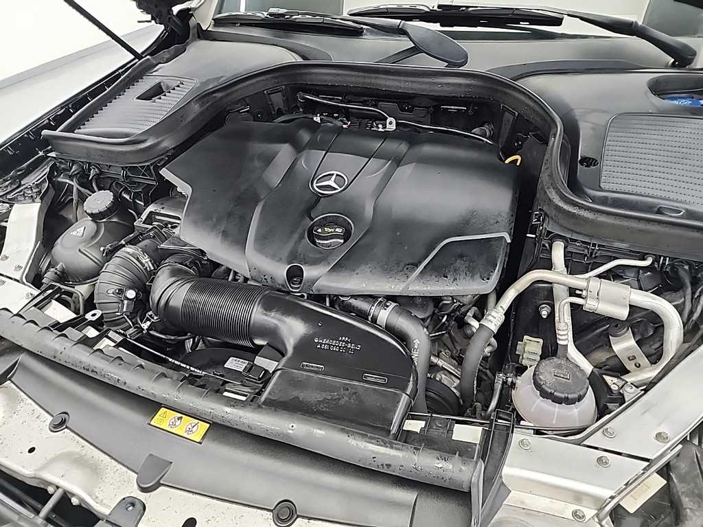 Mercedes Benz GLC Class - Vista 5