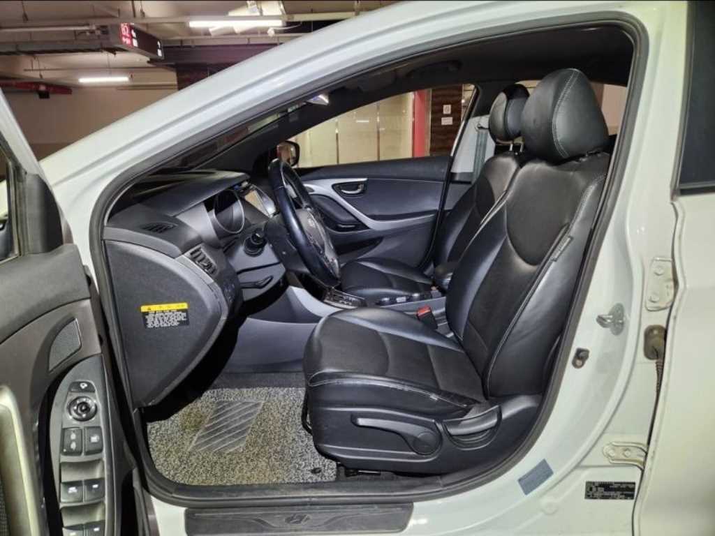 HYUNDAI Avante - Vista 8