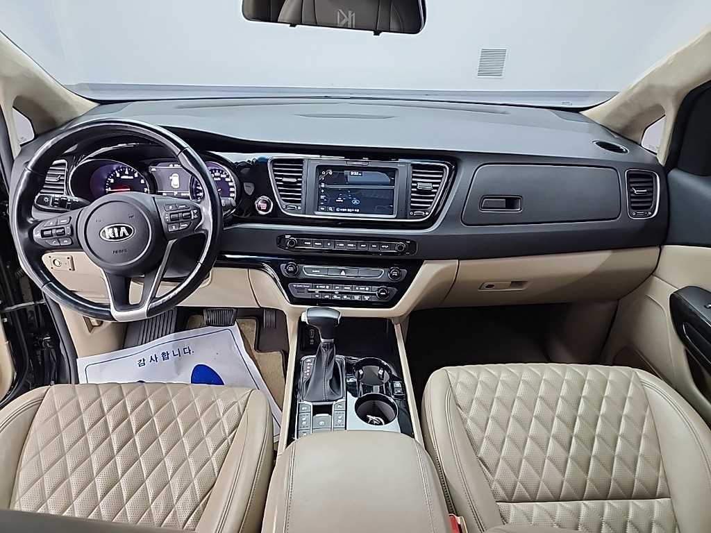 KIA Carnival - Vista 9