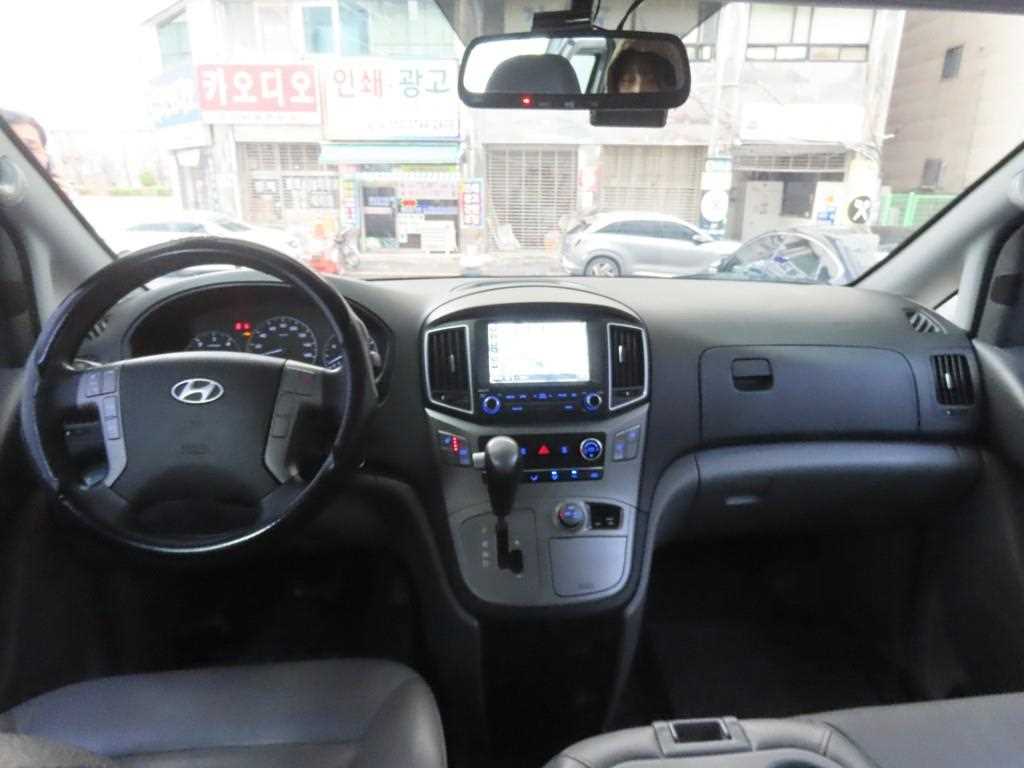 HYUNDAI Starex - Vista 7