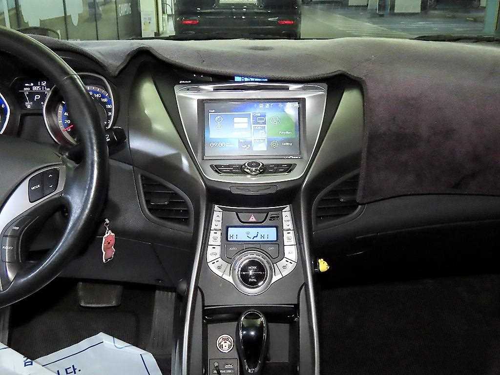 HYUNDAI Avante - Vista 11