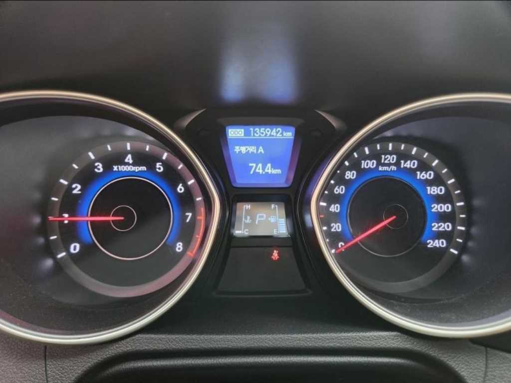 HYUNDAI Avante - Vista 7