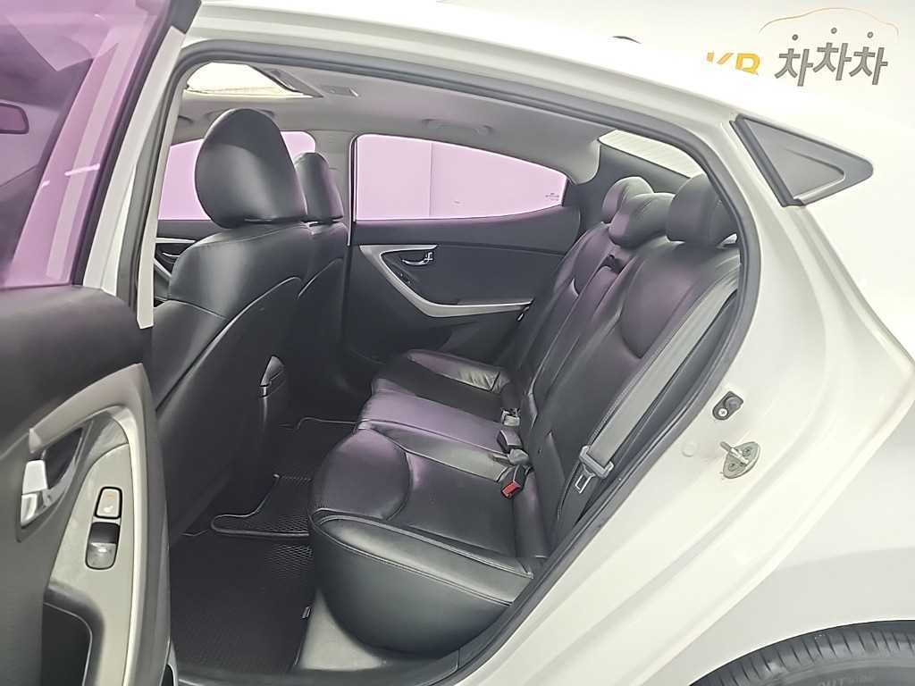 HYUNDAI Avante - Vista 12