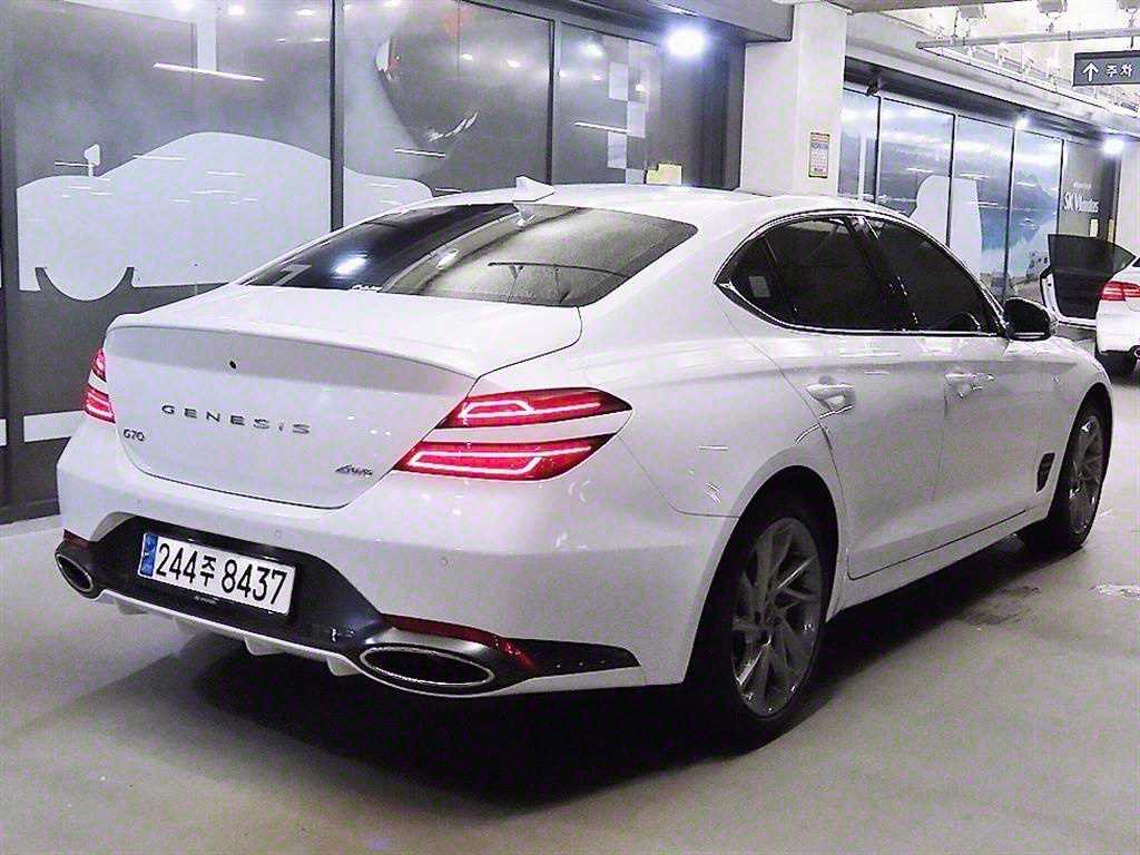 Genesis G70 - Vista 4