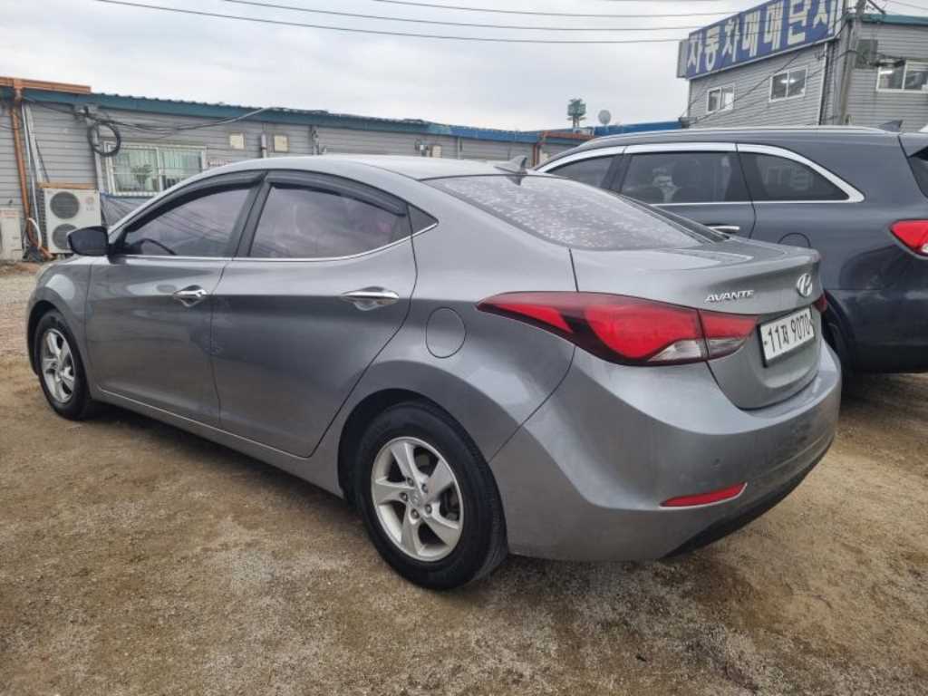 HYUNDAI Avante - Vista 3