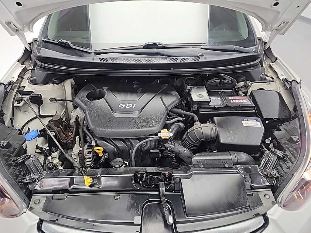 HYUNDAI Avante - Vista 5