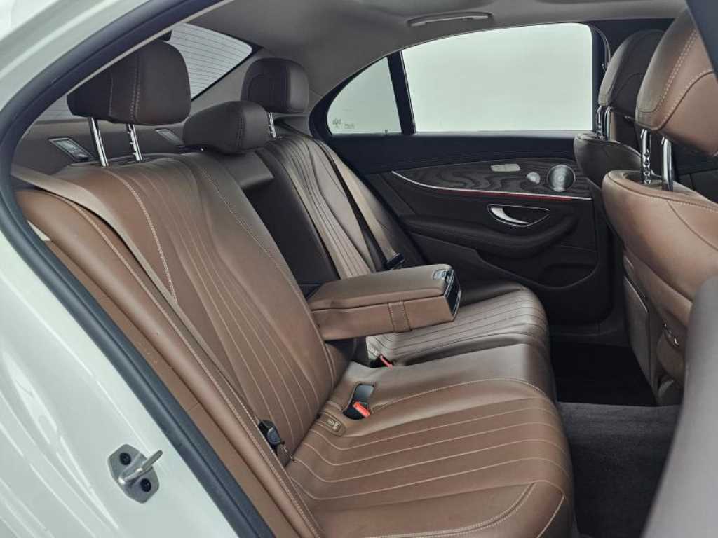 Mercedes Benz E class - Vista 12