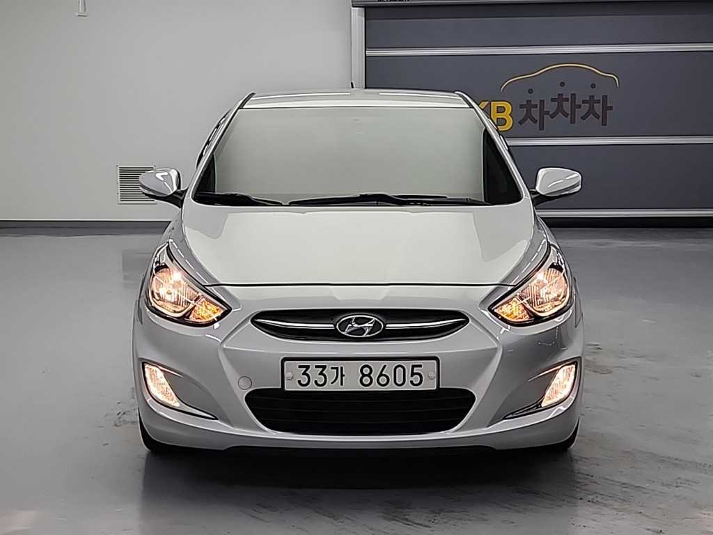 HYUNDAI Accent - Vista 2