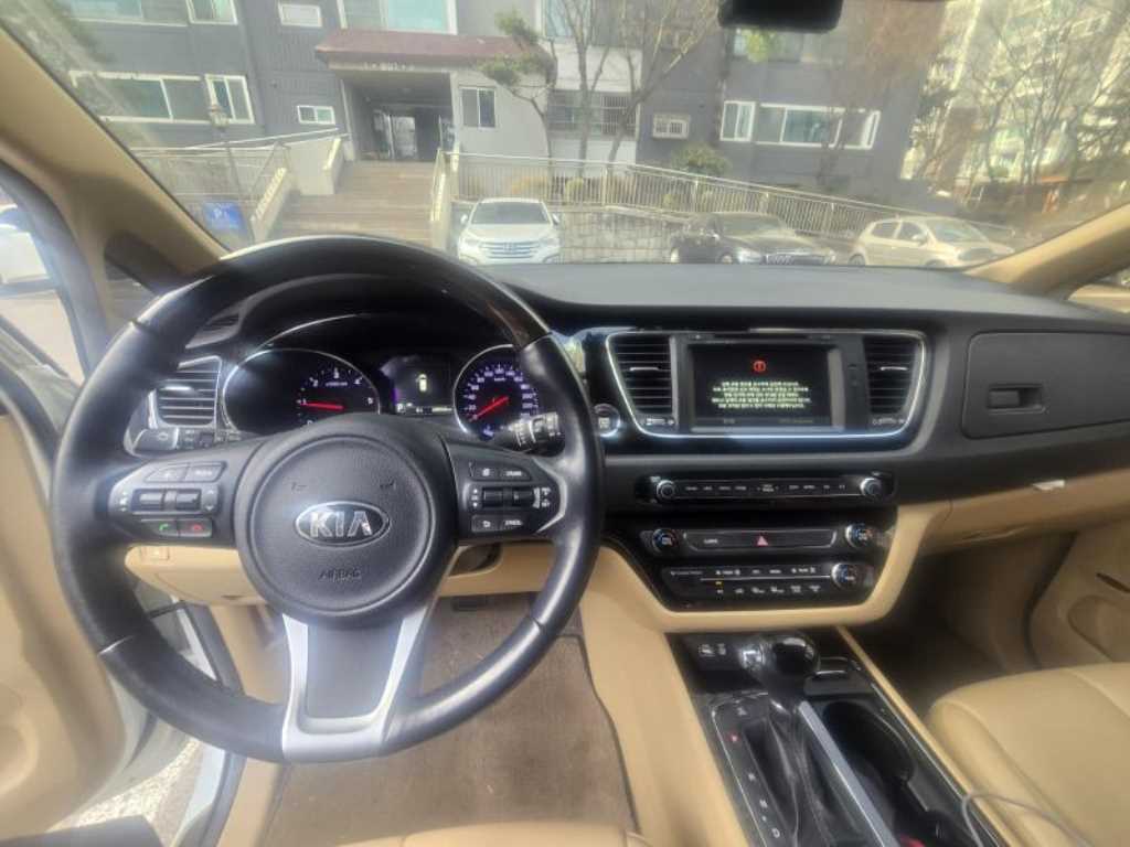 KIA Carnival - Vista 2