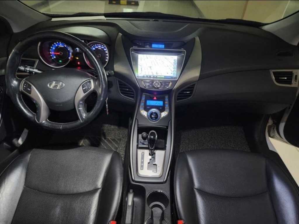 HYUNDAI Avante - Vista 5