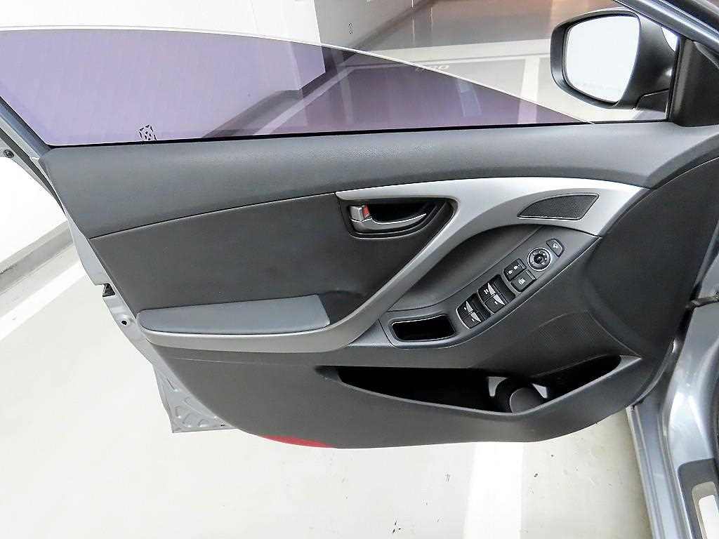 HYUNDAI Avante - Vista 12