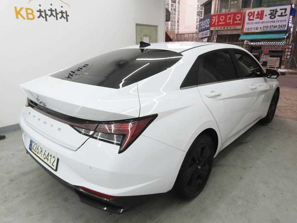 HYUNDAI Avante - Vista 3