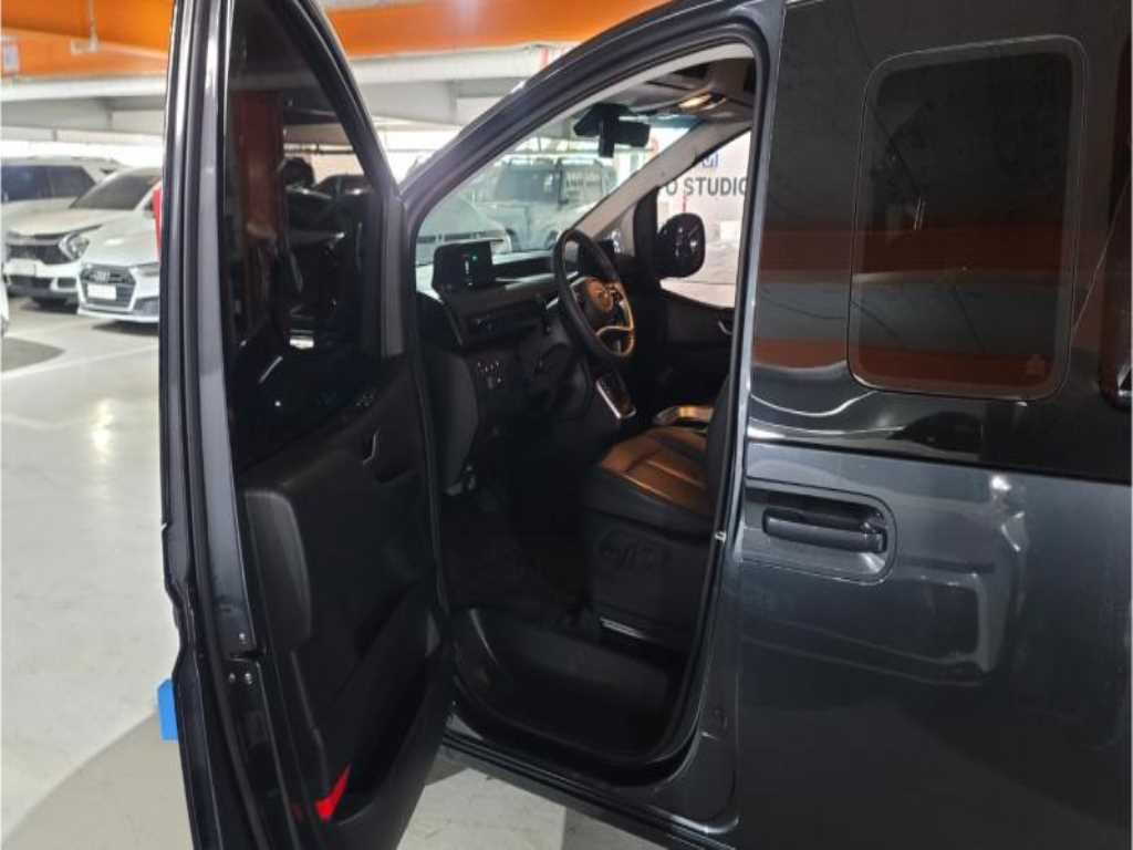 HYUNDAI Staria - Vista 5