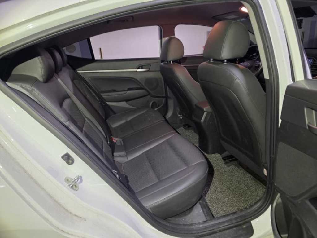 HYUNDAI Avante - Vista 9