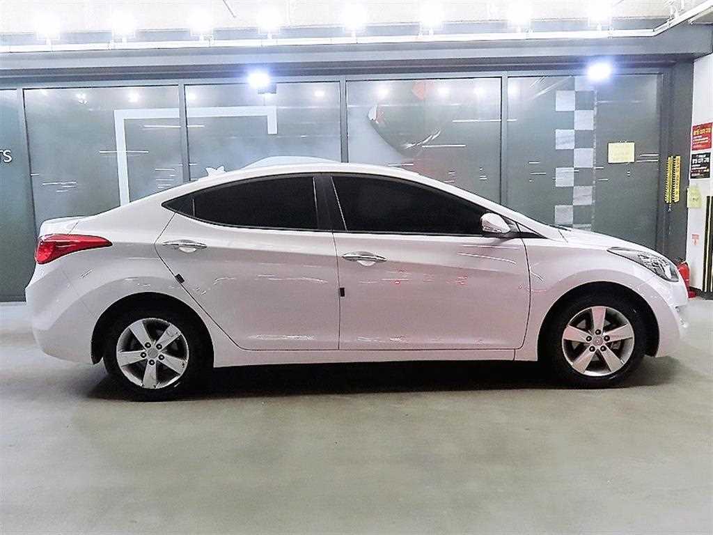 HYUNDAI Avante - Vista 3