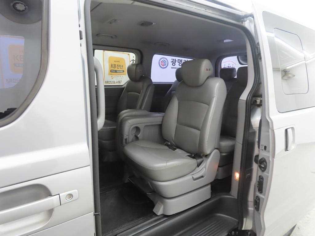 HYUNDAI Starex - Vista 6