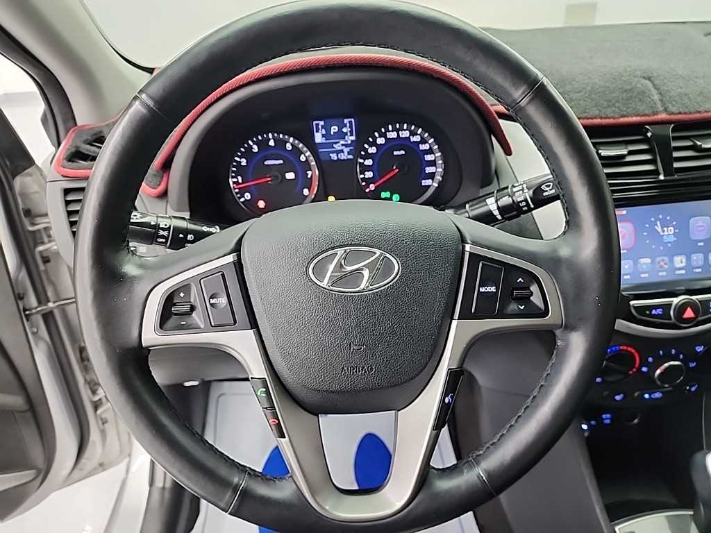 HYUNDAI Accent - Vista 9