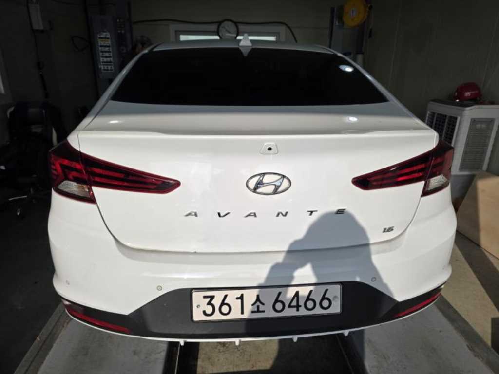 HYUNDAI Avante - Vista 2