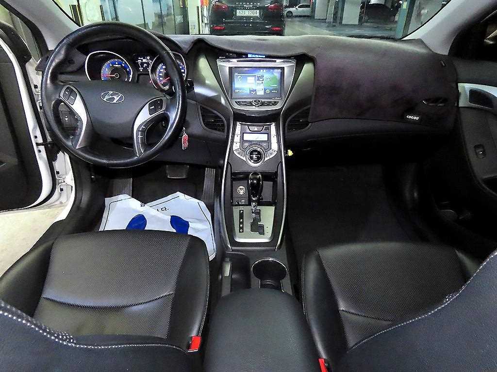 HYUNDAI Avante - Vista 10