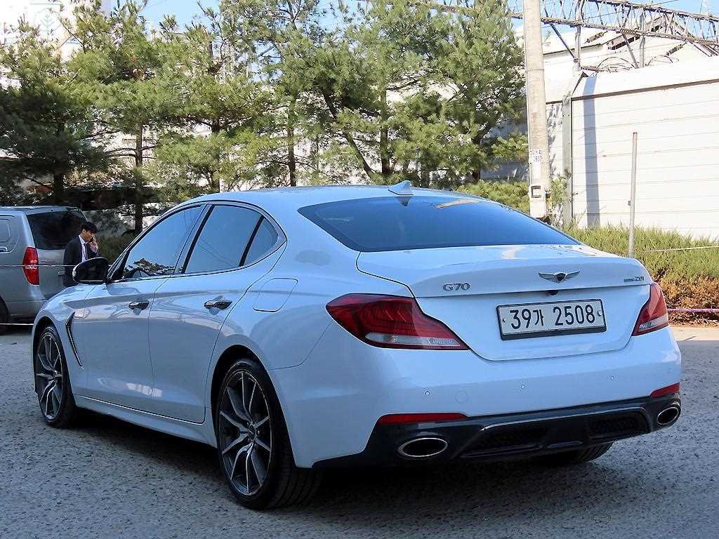 Genesis G70 - Vista 3