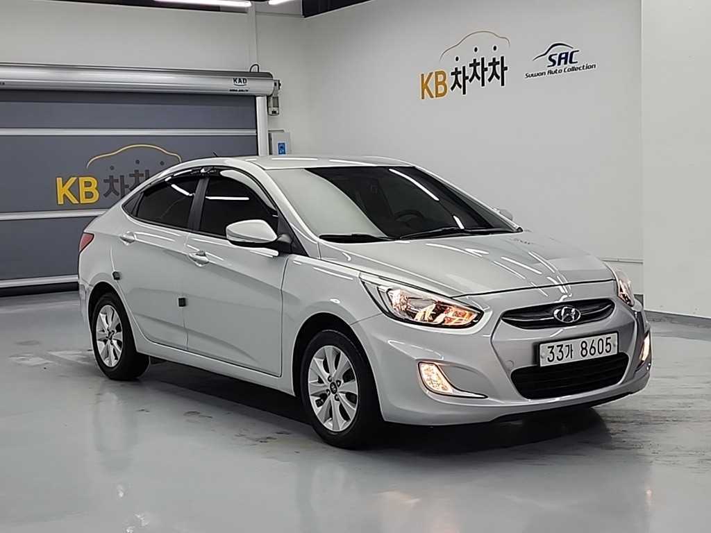 HYUNDAI Accent - Vista 4