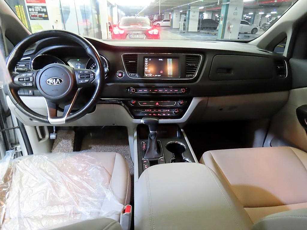 KIA Carnival - Vista 10