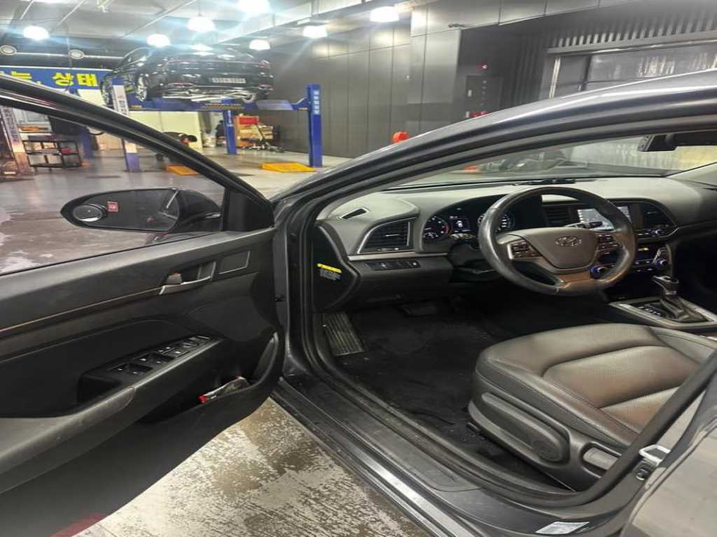 HYUNDAI Avante - Vista 10