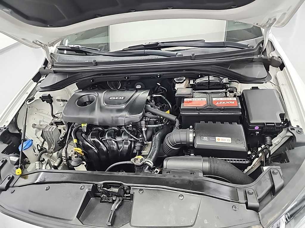 HYUNDAI Avante - Vista 5