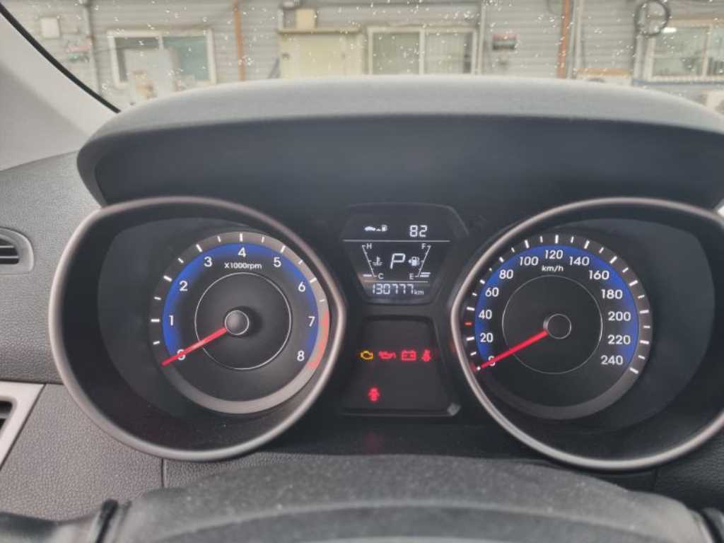 HYUNDAI Avante - Vista 4