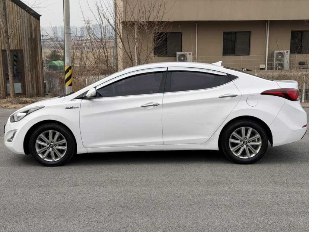 HYUNDAI Avante - Vista 7