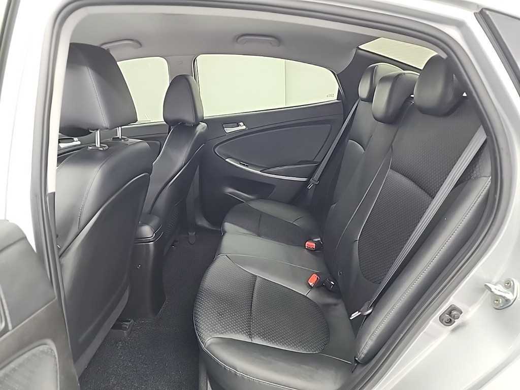 HYUNDAI Accent - Vista 12