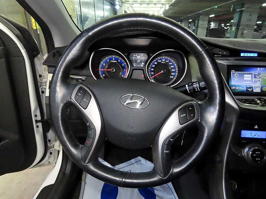 HYUNDAI Avante - Vista 8