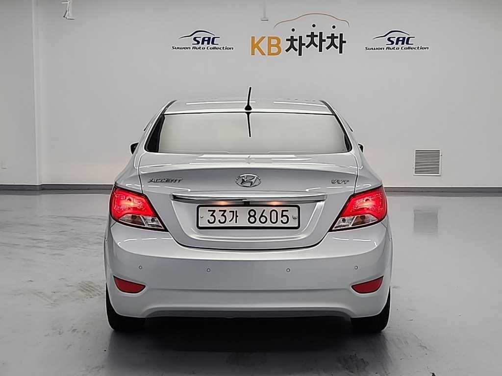 HYUNDAI Accent - Vista 3