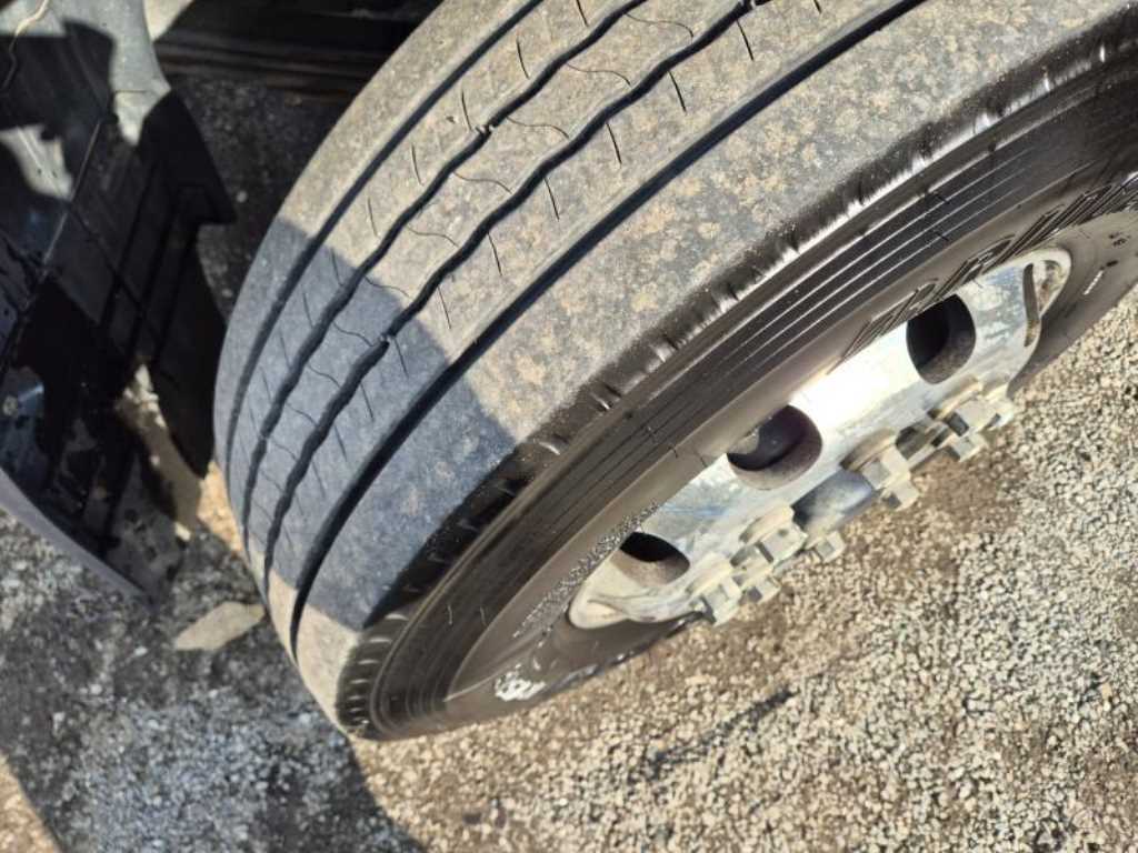 medium and large cargo truck - Vista 11