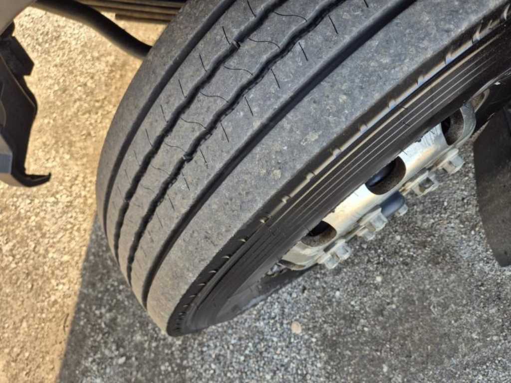 medium and large cargo truck - Vista 9