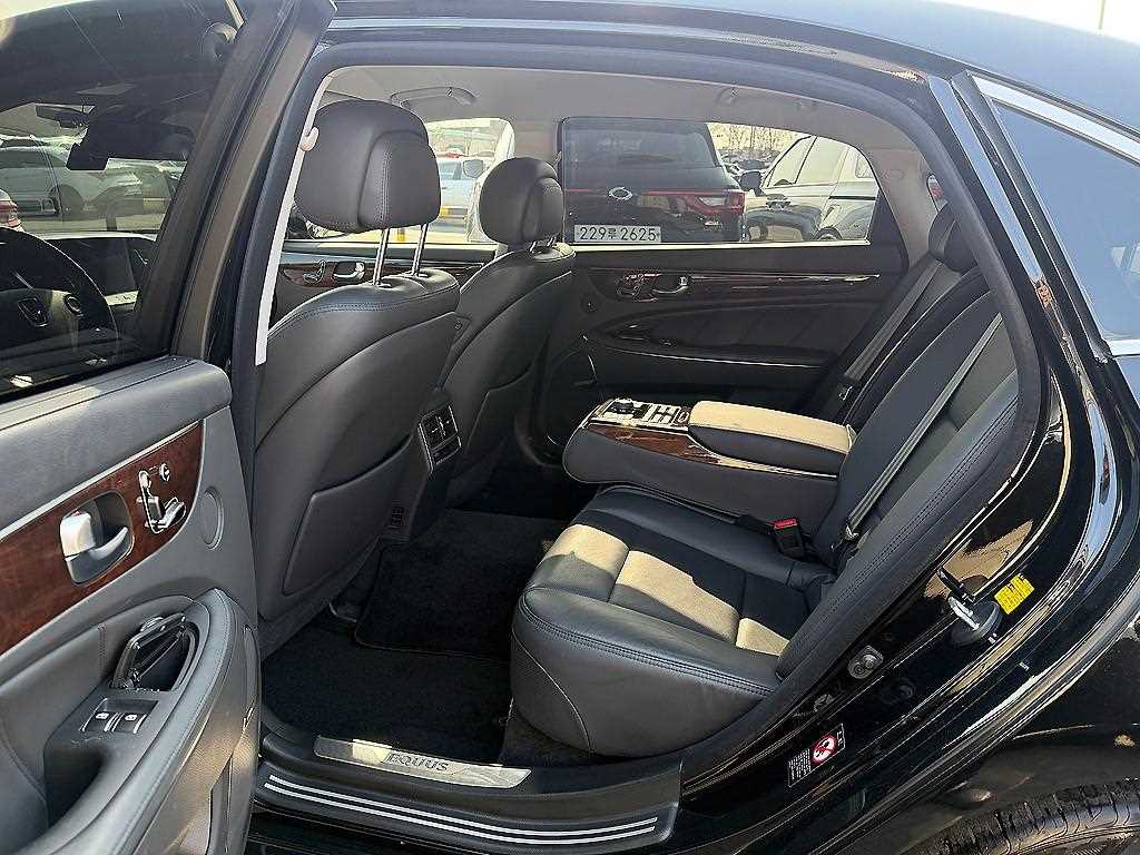 HYUNDAI Equus - Vista 7