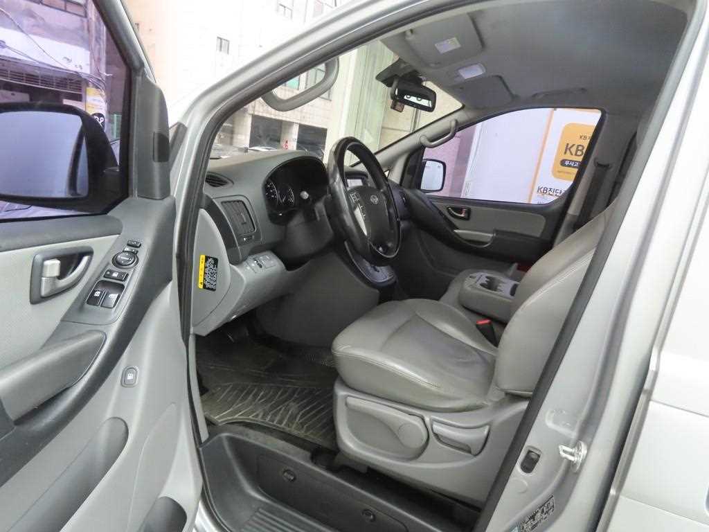 HYUNDAI Starex - Vista 5