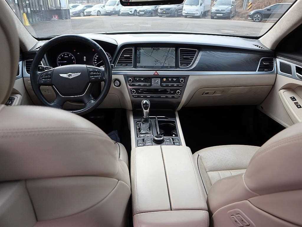 HYUNDAI Genesis - Vista 5