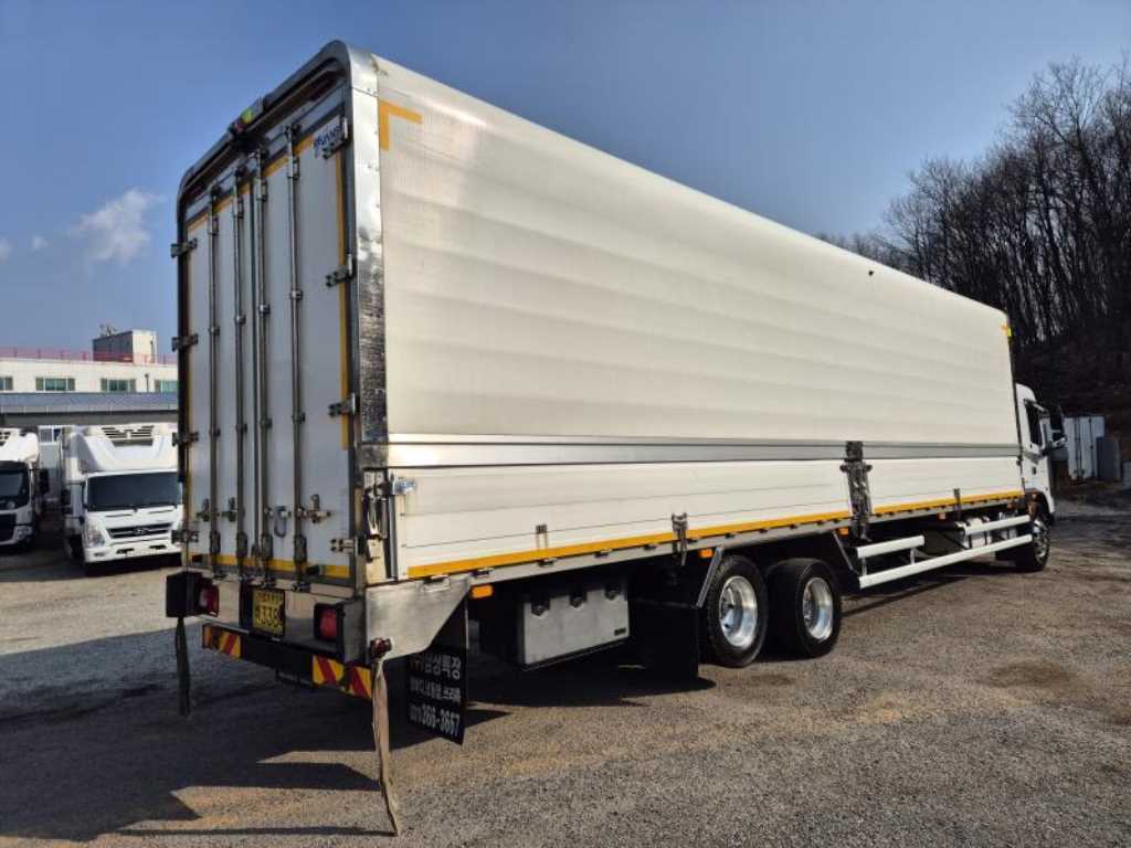 medium and large cargo truck - Vista 6