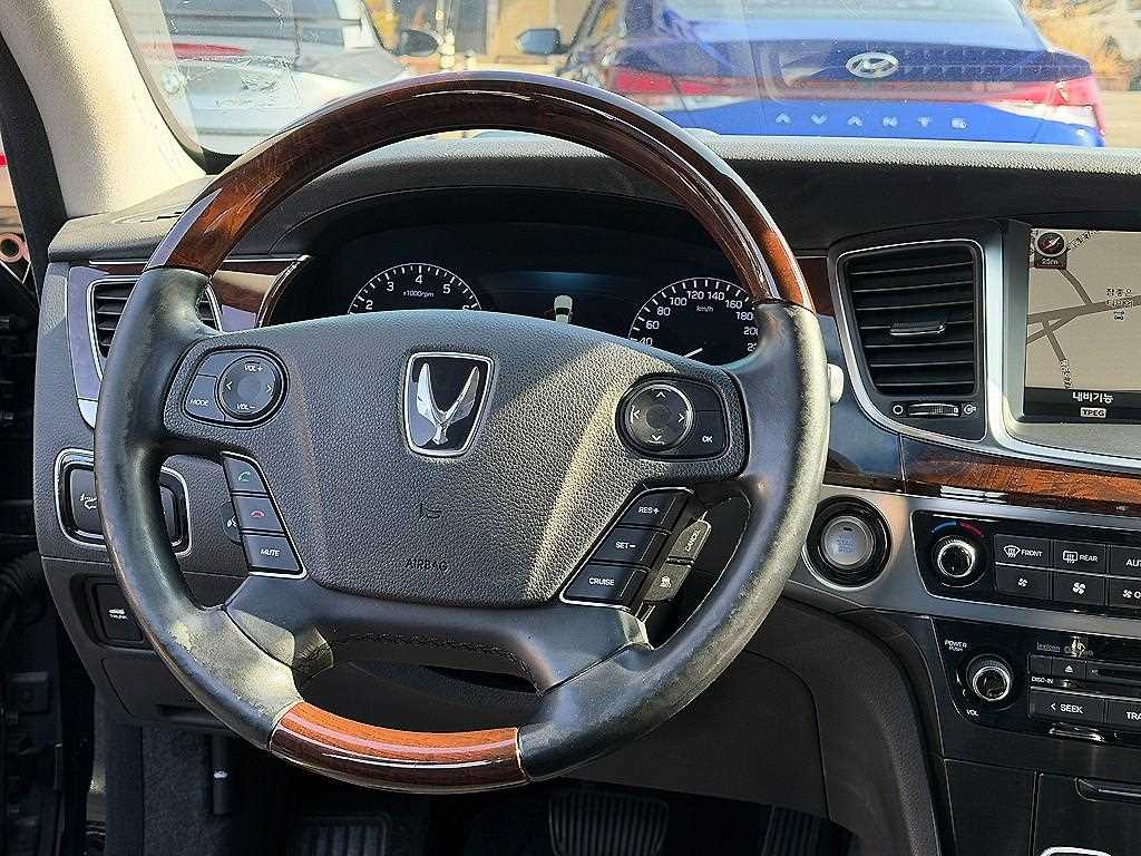 HYUNDAI Equus - Vista 8