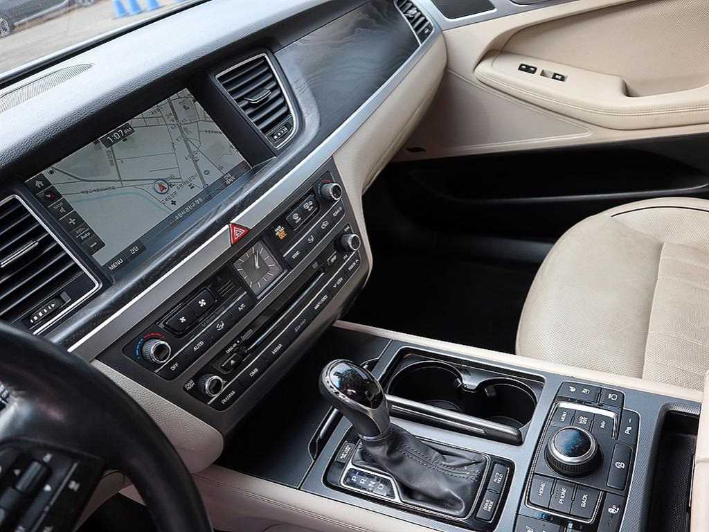 HYUNDAI Genesis - Vista 10