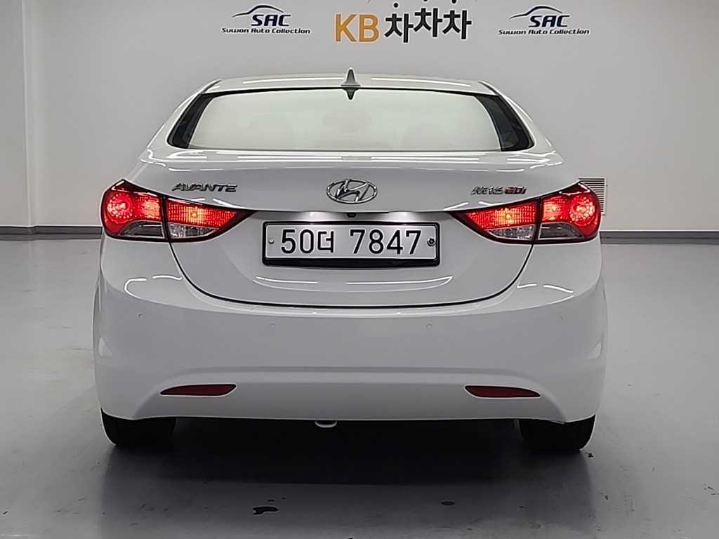 HYUNDAI Avante - Vista 3