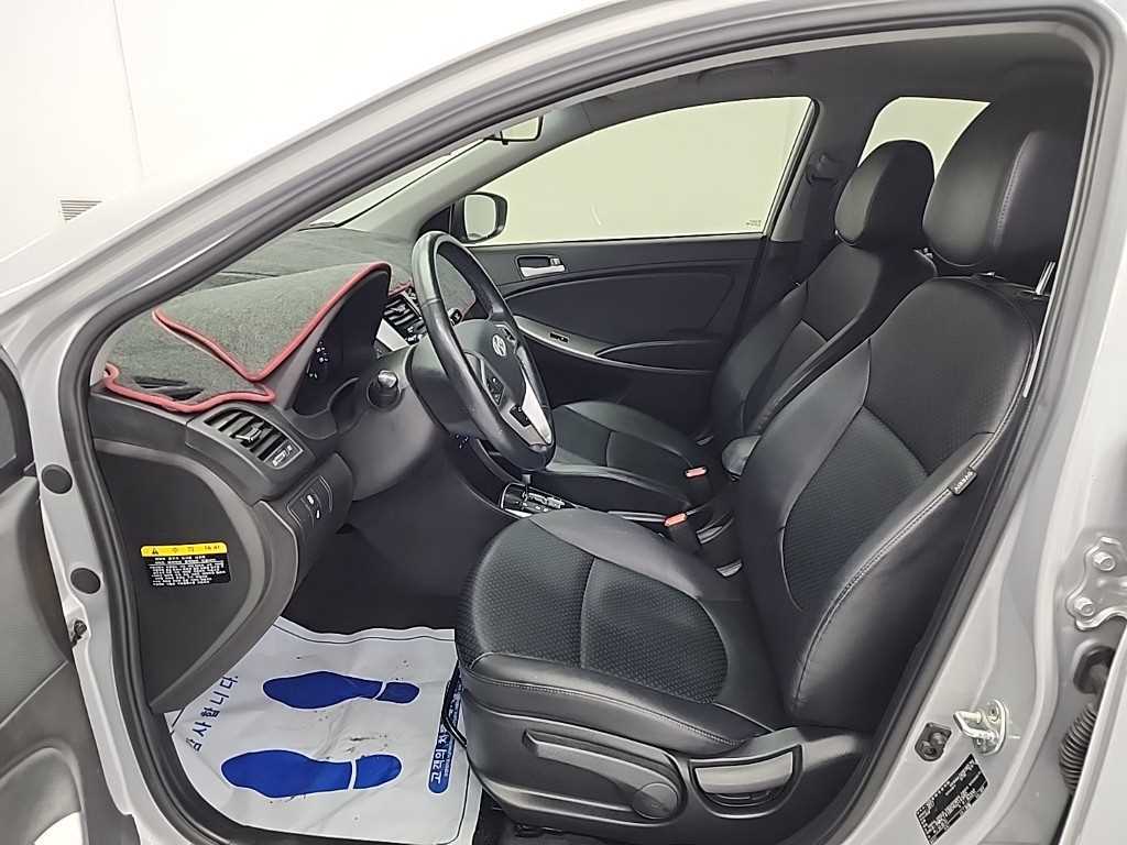 HYUNDAI Accent - Vista 11