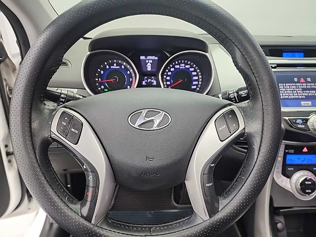 HYUNDAI Avante - Vista 9