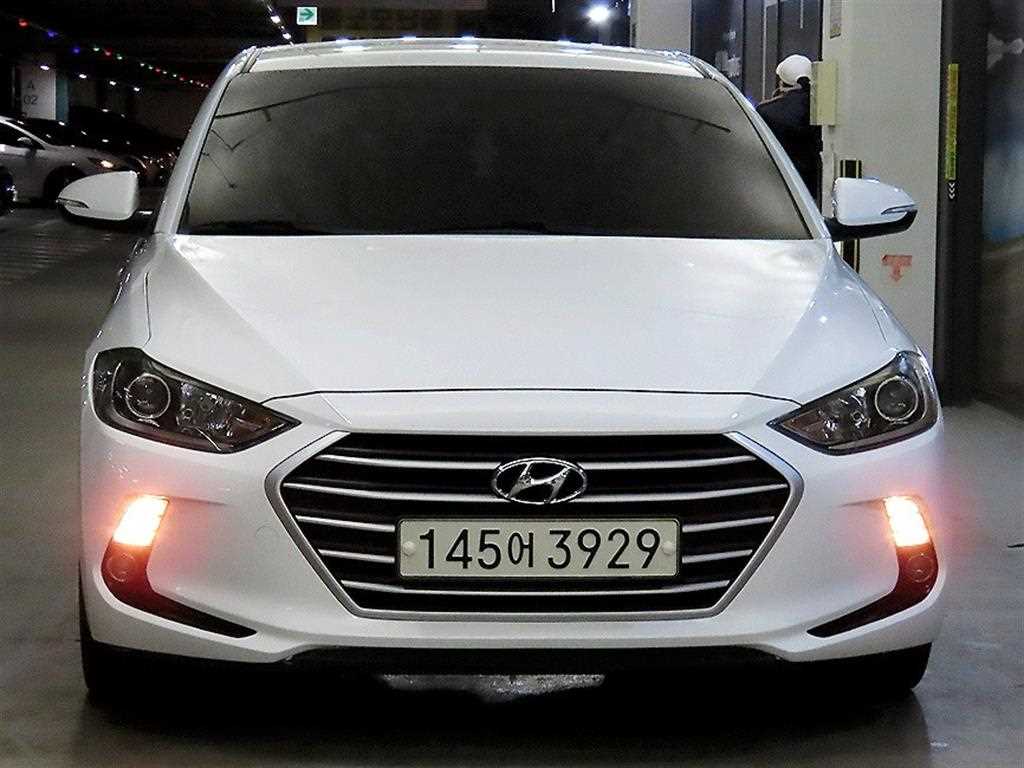 HYUNDAI Avante - Vista 2