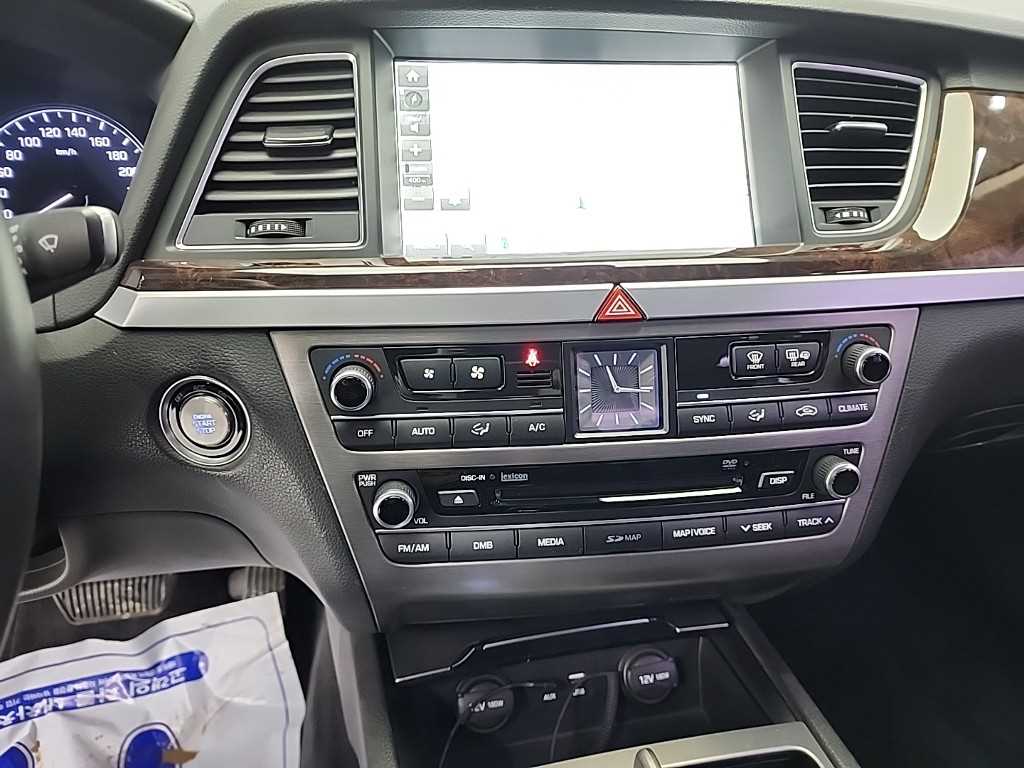 HYUNDAI Genesis - Vista 10